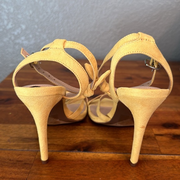 EUC size 7 — yellow faux suede strap heels, bows, - Picture 4 of 5